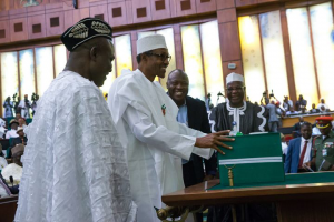 Buhari_laying_2016_budget